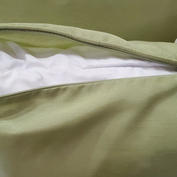 2 NWT Pillows - Picture 2 of 2